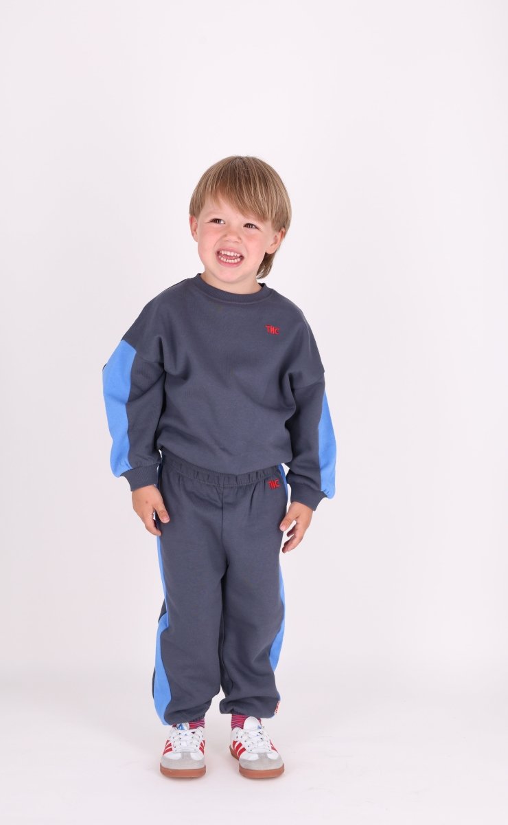 BILLIE SWEATER DONKERBLAUW FULL HOUSE - The New Chapter Store